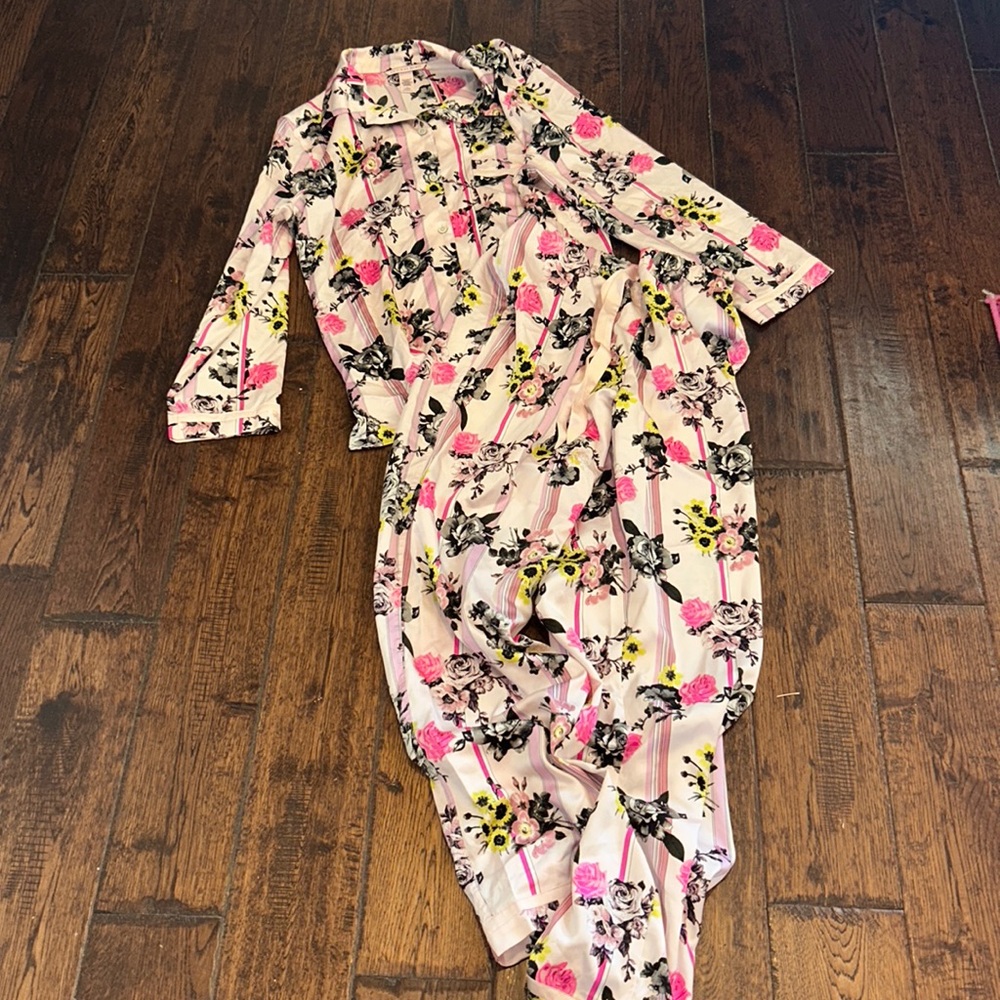 Victoria’s Secret Satin pajamas M